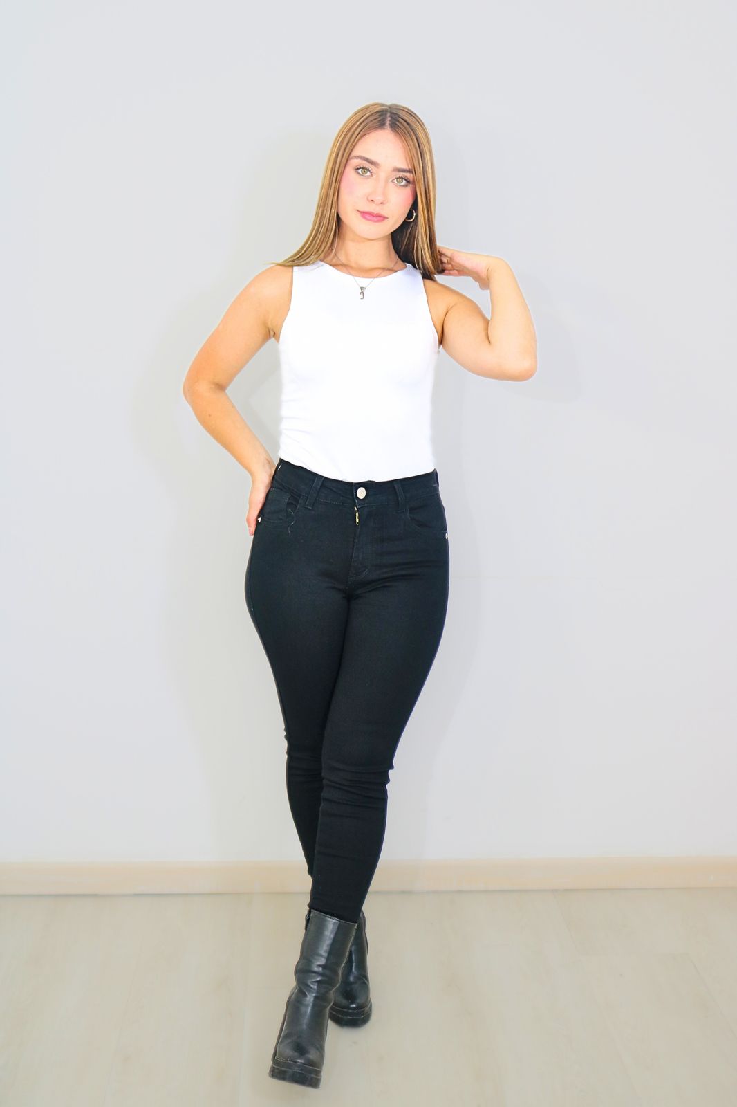 Ref: 7042 Jean skinny stretch, tiro alto, tono negro.