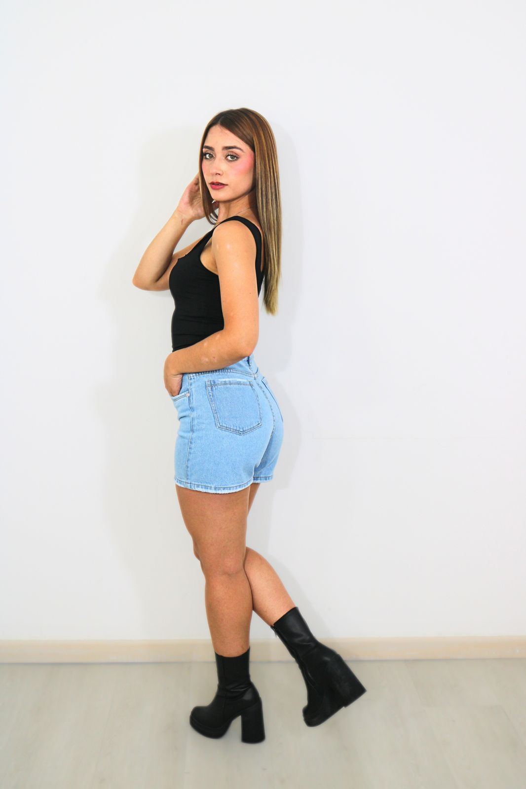 Ref: 26 Short clásico, rígido, tiro medio, tono azul claro.