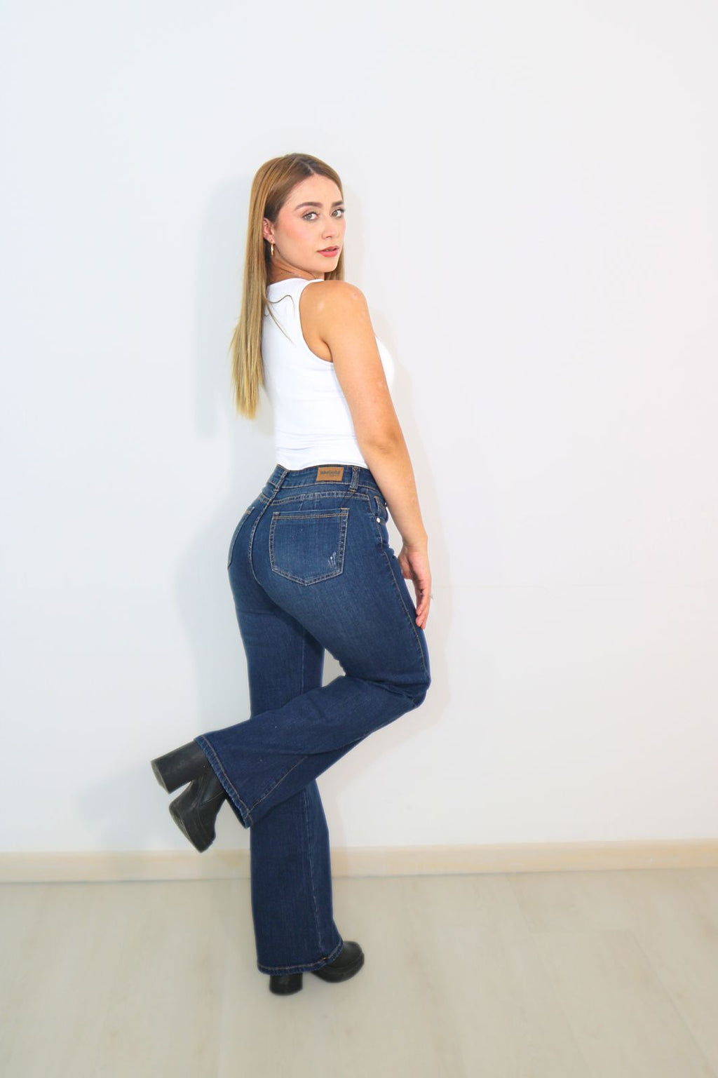 Ref: 7050 Pantalón flare stretch, bota ancha, tiro alto, tono azul oscuro óxido