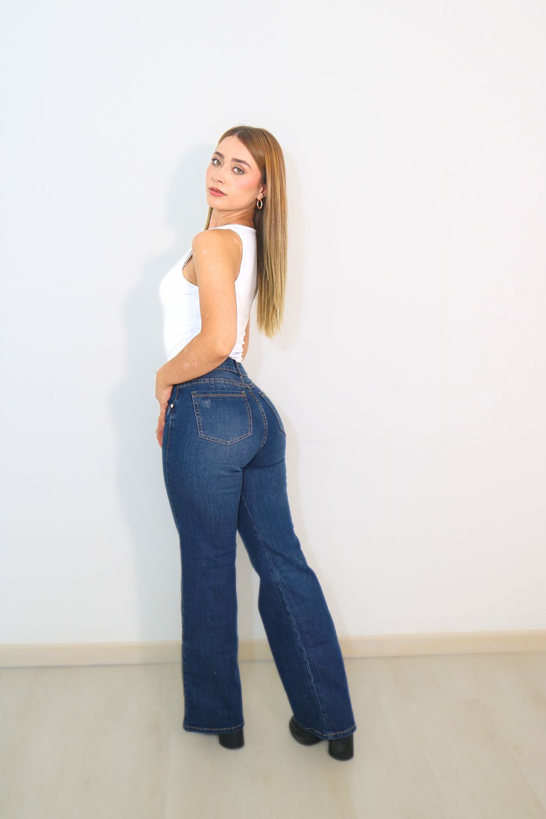 Ref: 7050 Pantalón flare stretch, bota ancha, tiro alto, tono azul oscuro óxido